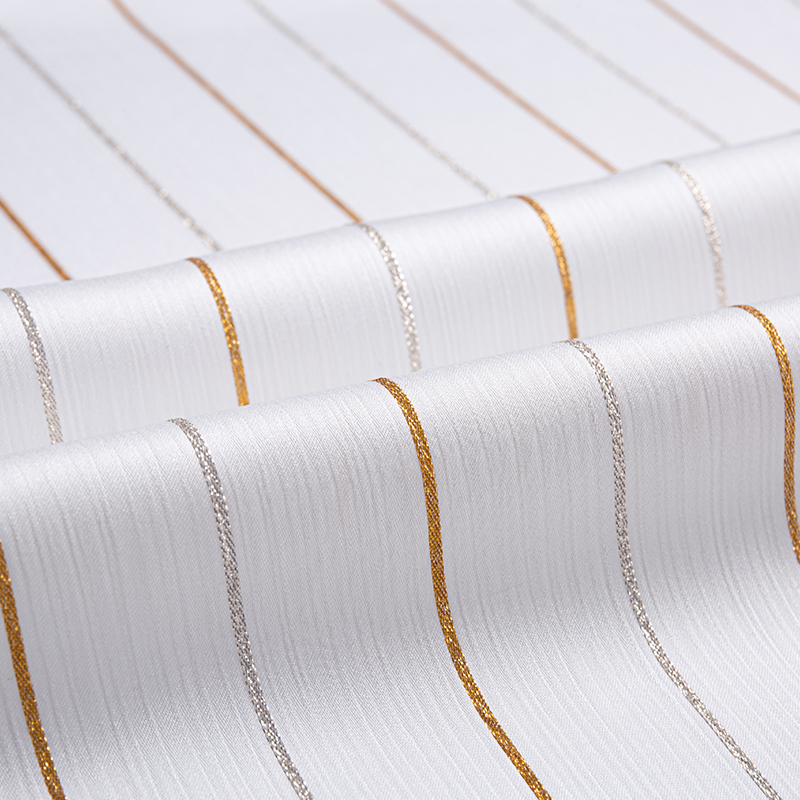 Tecido crepe de cetim com listras douradas