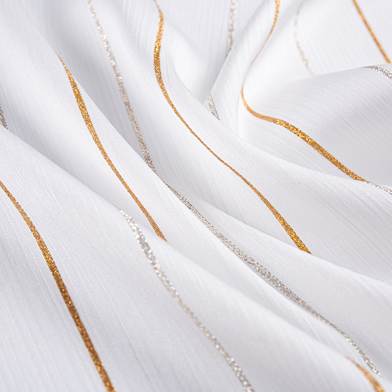 Tecido crepe de cetim com listras douradas